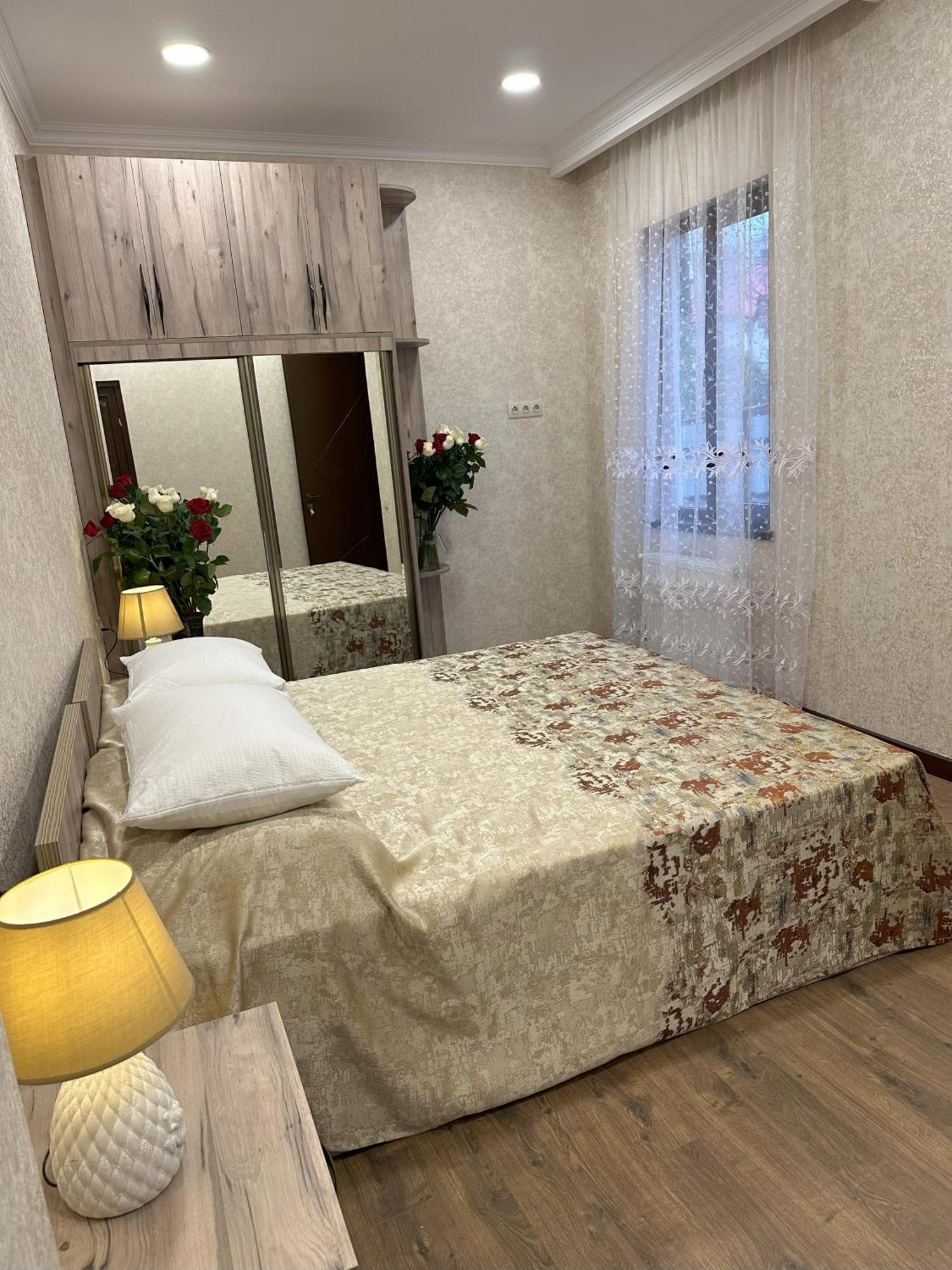 Three Palms Guest House Tbilisi Exterior photo
