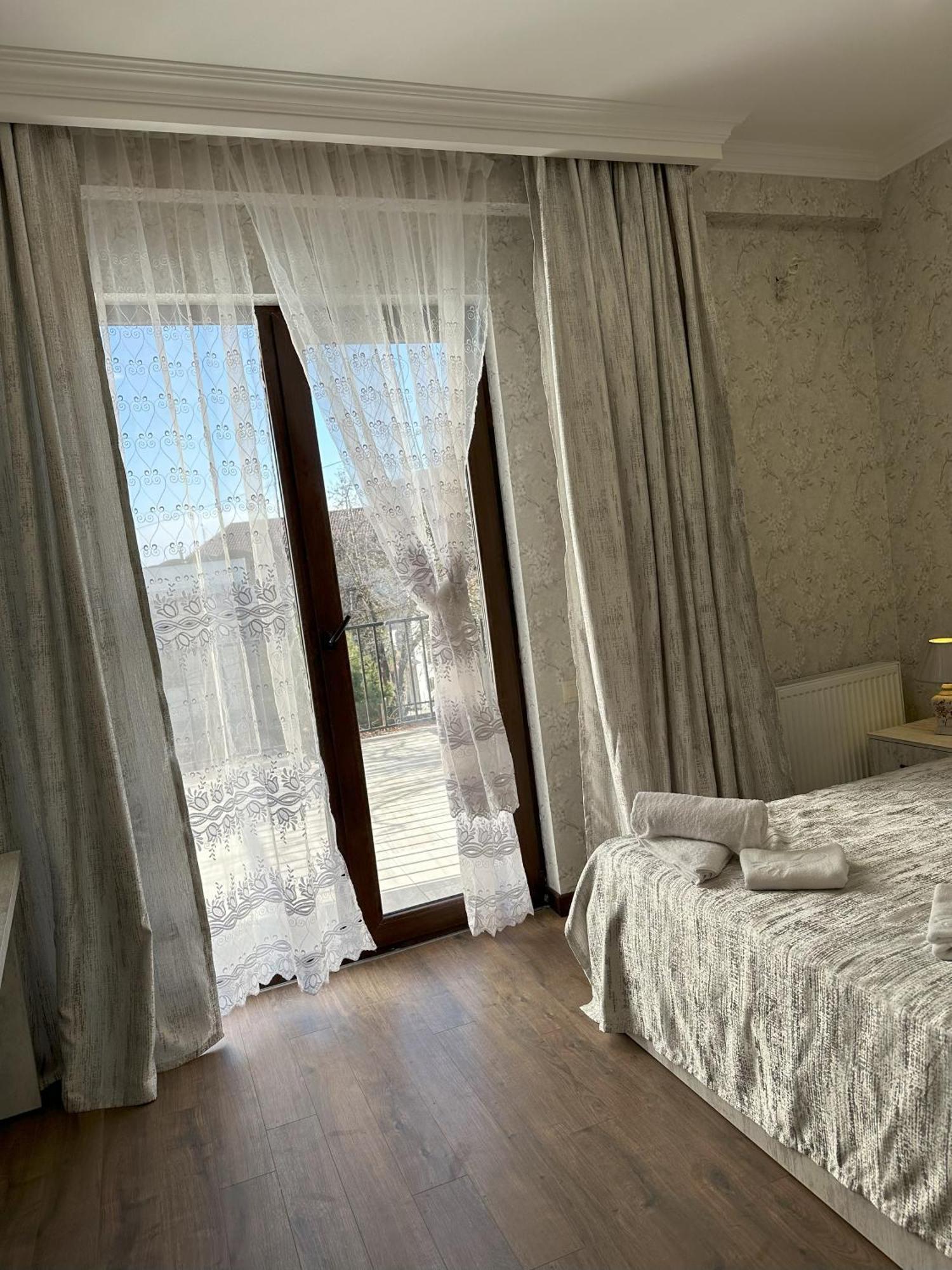 Three Palms Guest House Tbilisi Exterior photo