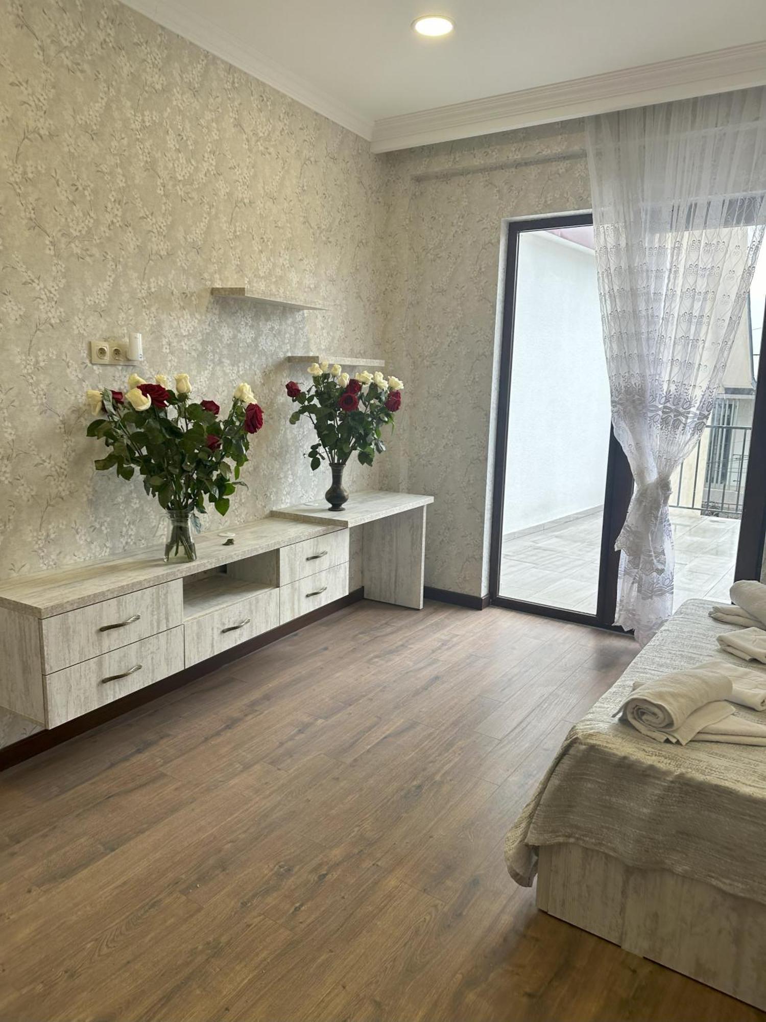 Three Palms Guest House Tbilisi Exterior photo