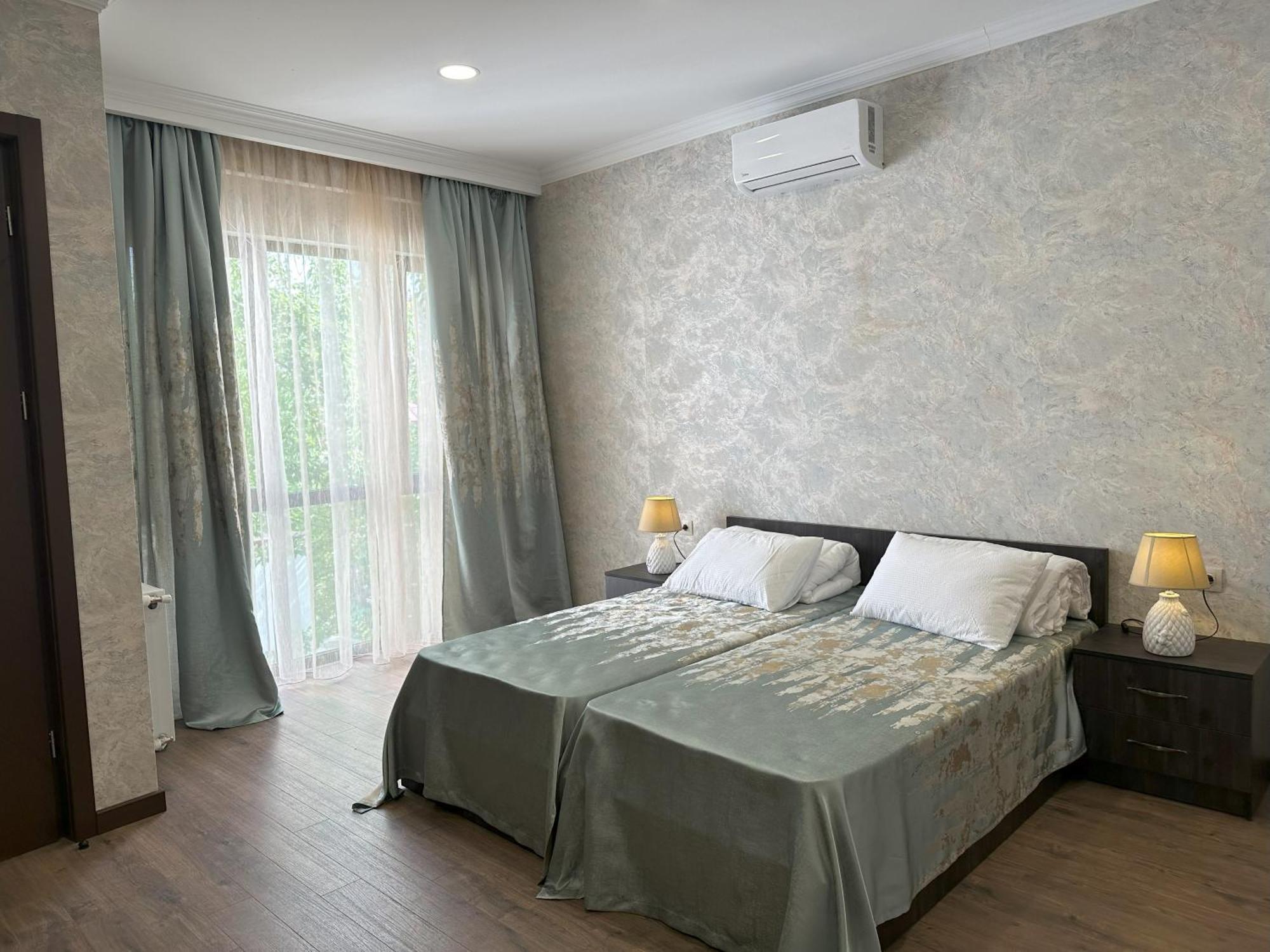 Three Palms Guest House Tbilisi Exterior photo